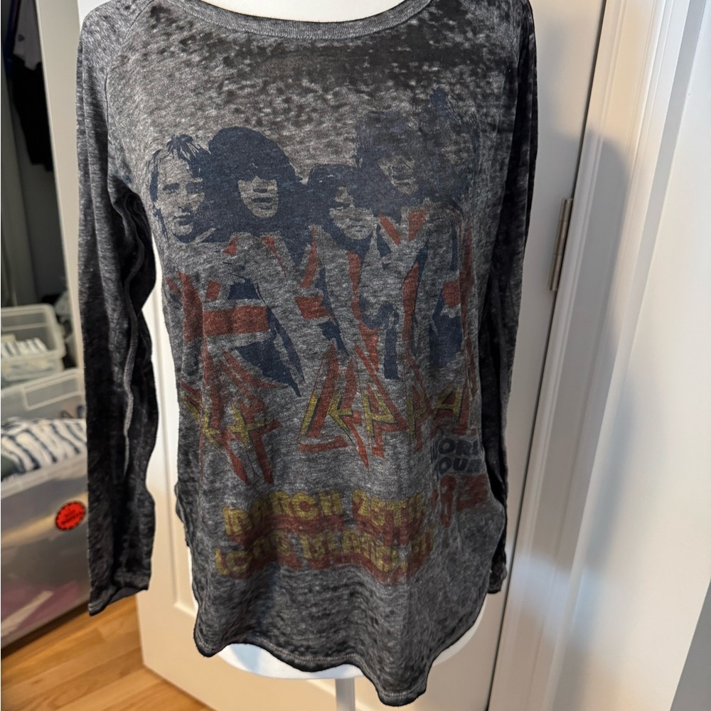 Trunk Ltd. Def Leppard Graphic Long Sleeve Top in Gray